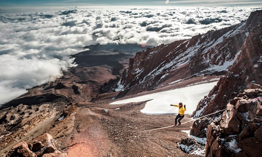 Tanzt über den Wolken: Stephan Siegrist am&nbsp;Kilimandscharo.