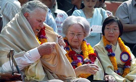 Legenden unter sich: Sir Edmund Hillary und Junko Tabei (re.) am 27.05.2003 in Kathmandu anlässlich einer Feier zum 50. Jahrestag der Erstbesteigung des Mount Everest.