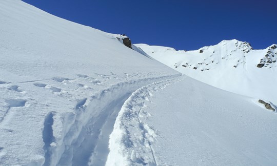 Wer bekommt da nicht Lust, auf Skitour zu gehen? Eine gut angelegte Spurt ist ein Aushängeschild für jeden Skitourengeher.