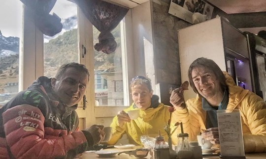 Spitzenalpinisten unter sich: Ueli Steck, David Göttler und Hervé Barmasse in Nepal.