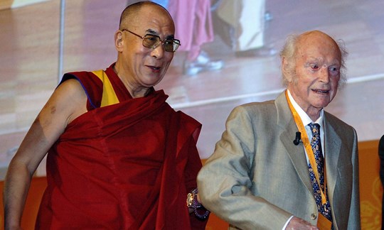 Schüler und Lehrmeister: Mit dem 14. Dalai Lama verband Heinrich Harrer zeitlebens eine innige Freundschaft. 