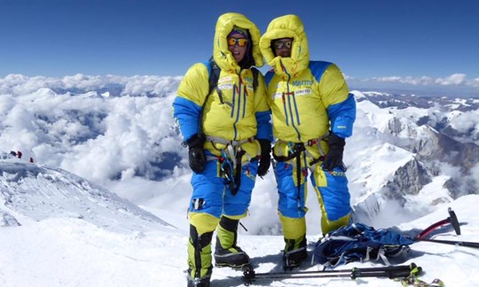 Oben: Alix von Melle und Luis Stitzinger am Gipfel des Manaslu (8163m).