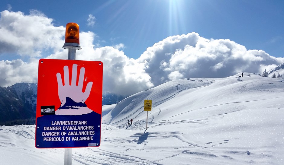 Auf alpine Gefahren, insbesondere Lawinengefahr, achten. Keine Skitouren durchführen, wenn Lawinensprengungen zu erwarten sind. Nur geöffnete Pisten sind vor Lawinen gesichert.