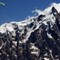 Gleitschirmflieger vor dem Mont-Blanc-Massiv