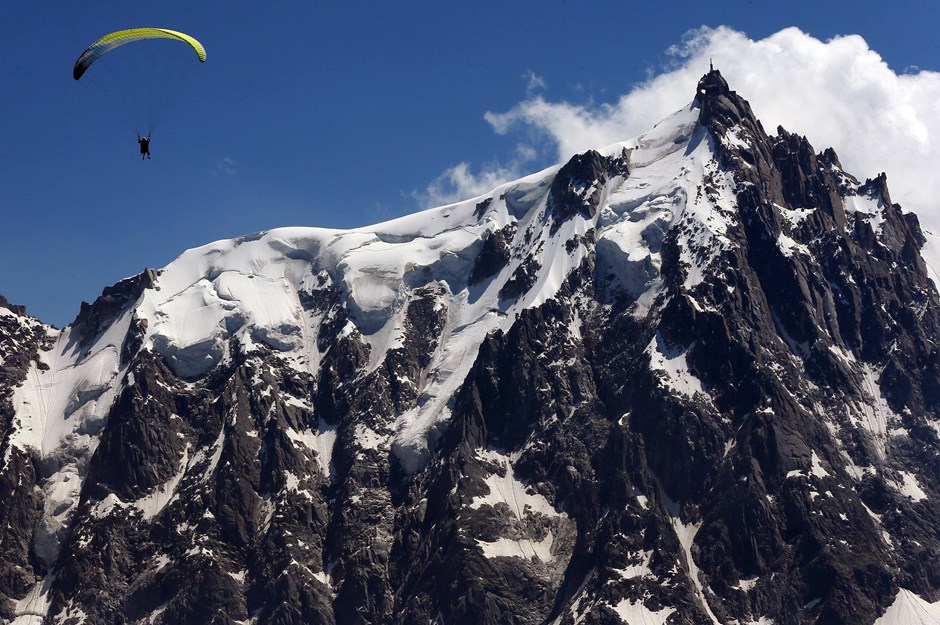Gleitschirmflieger vor dem Mont-Blanc-Massiv