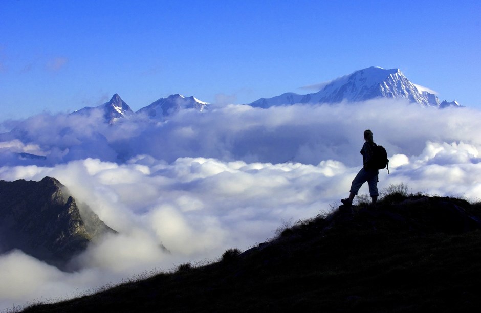 Bergsteigerin vor dem Mont-Blanc-Massiv