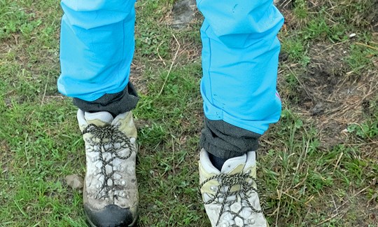 Der Beinabschluss bei Salewa ist suboptimal: Geschlossen passt die Hose nicht über die Schuhe.