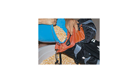 Mais ist ein optimales Füllmittel für Rucksäcke, um das Volumen zu messen.