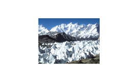 Eisbruch vor der mächtigen Gasherbrumkette. Von links: Gasherbrum I, II und III.