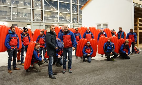 Freut sich über 250 neue Lawinenairbags: die Bergwacht Bayern mit Referent Paul Schenk .
