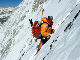 Gerlinde Kaltenbrunner im Aufstieg am Gasherbrum I auf 7000m nach Lager III. Bild: Ralf Dujmovits.