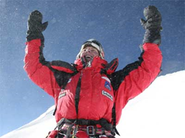 Überglücklich: Gerlinde Kaltenbrunner am Gipfel. Foto: Veikka Gustafsson.