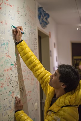 Verewigt sich an der WG-Wall of Fame: David Lama.