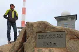 Am höchsten Punkt: Gut zwei Wochen vor seinem Unfall stattet Hans Kammerlander den Brocken einen Besuch ab (Foto: picture-alliance.com).