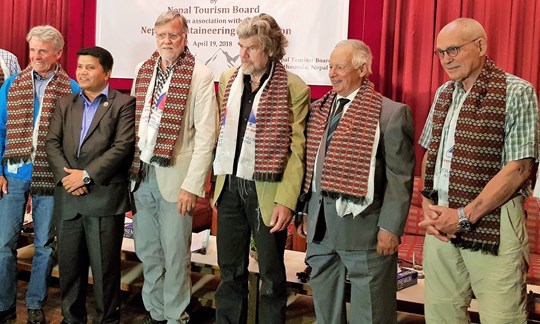 Geehrt: Peter Habeler, Wolfgang Nairz, Reinhold Messner, Hanns Schell und Oswald Oelz am 19. April in Kathmandu.