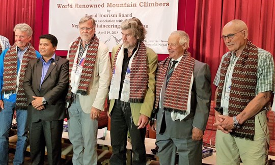 Geehrt: <a href="http://www.alpin.de/home/news/23706/artikel_nepal_ehrt_everest-team_von_1978.html" rel="nofollow" target="_blank">Die Teilnehmer der 78er-Expedition wurden im April 2018 in Nepal für ihre Verdienste ausgezeichnet.</a>