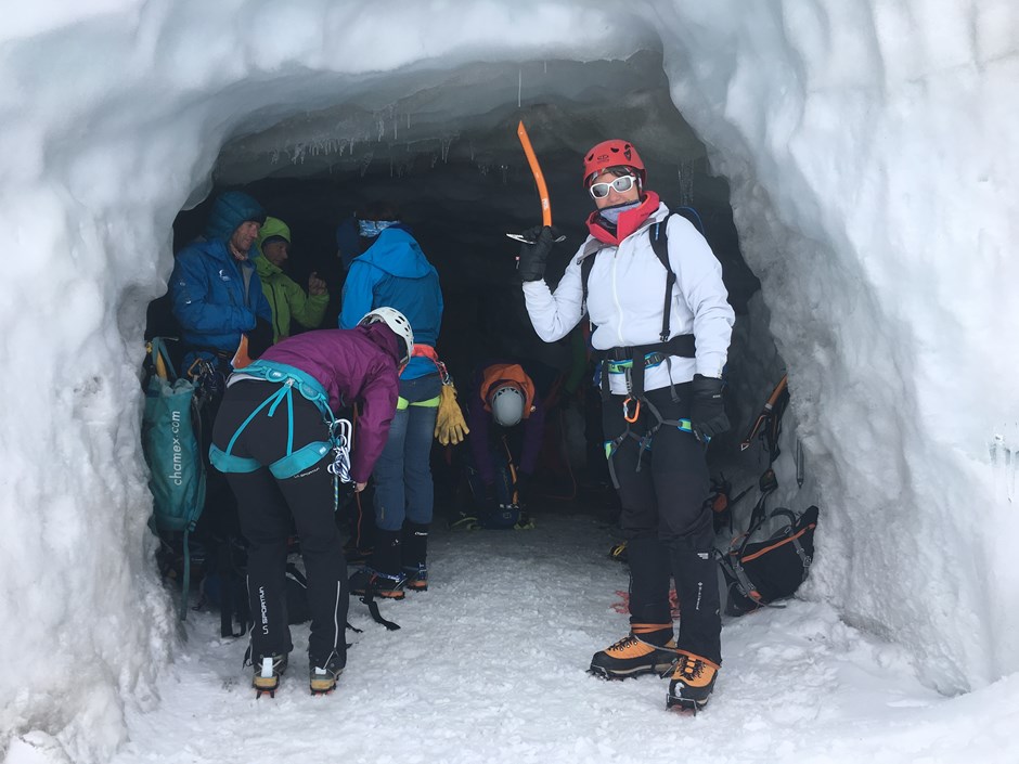 Gleich geht's los: Academy-Teilnehmer und Bergführer im berühmten Stollenloch der Aiguille du Midi-Bergstation auf 3842 Meter Höhe.