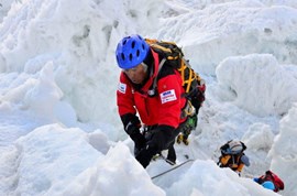 Auf dem Weg zum Rekord: Der 80-jährige Yuichiro Miura im Khumbu-Eisfall.
