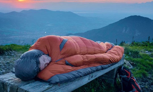 Herrlich: Bei Sonnenuntergang in einem warmen Schlafsack schlummern.