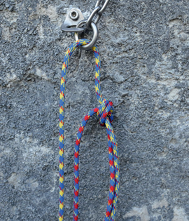 Das abzuziehende Seil (blau-rot) sollte immer auf der Felsseite liegen, so lässt es sich leichter abziehen.