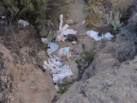 Die  Menschenmassen hinterlassen Spuren: An vielen Orten entdeckt man Müll, der zurückgelassen wurde.