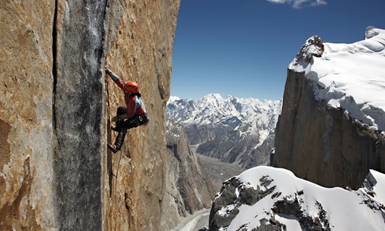 Eine von vielen Expeditionen und ein Meilenstein: Alexander 2009 bei der ersten freien Begehung der Route „Eternal Flame“ (IX+) am Nameless Tower im Karakorum.