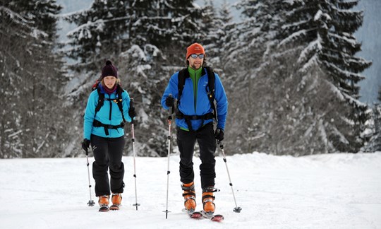 Am Pistenrand: Skitourengeher beim Aufstieg.
