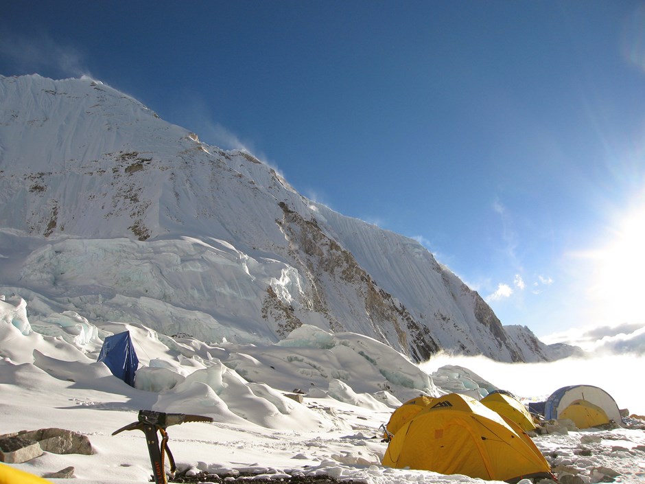 Gelbe Zelte unter strahlend blauem Himmel: Lager II auf ca. 6500 m (Nepal).
