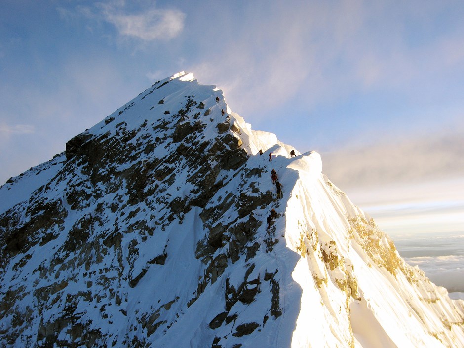 Unterwegs auf dem Gipfelgrat: Vom Südgipfel auf 8751 Metern führt der Weg über den Gipfelgrat zur Spitze.