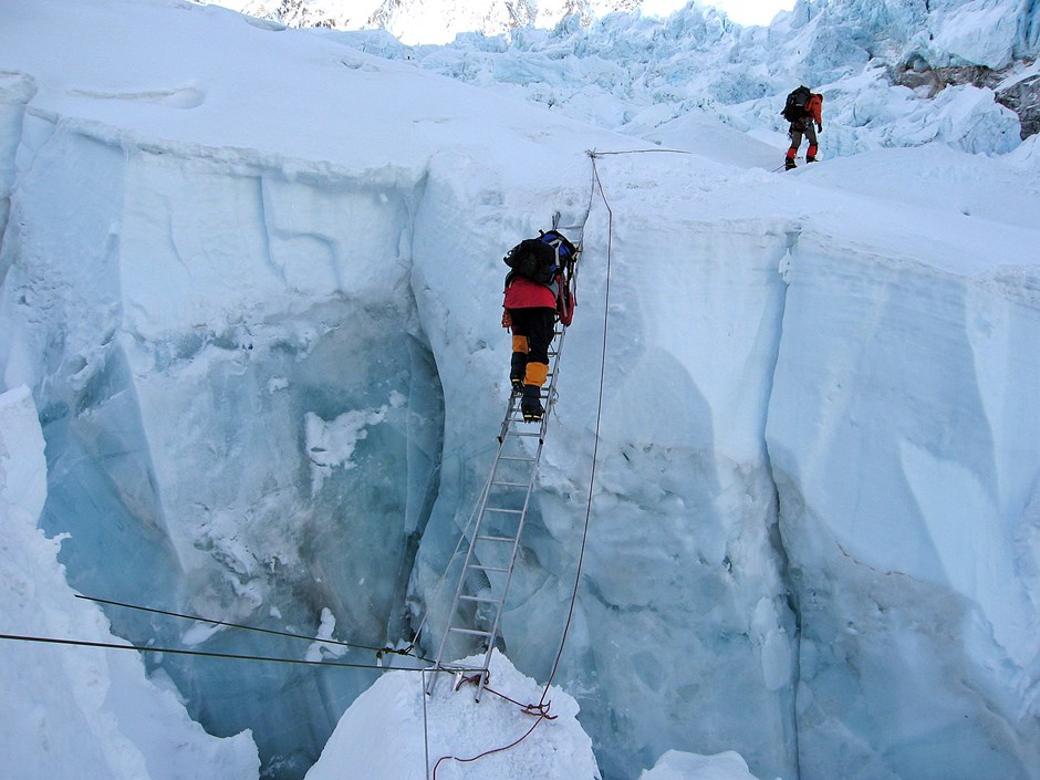 Mutiges Unterfangen: Überwindung einer Gletscherspalte im Khumbu-Eisfall.