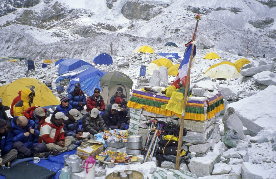 Zeremonie im Basislager: Bergsteiger und Sherpas ehren gemeinsam die Göttin Miyo Langsangma, buddhistische Göttin des langen Lebens.