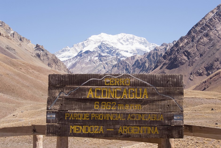 Das Ziel im Blick und doch (noch) so fern: Der höchste Berg Südamerikas.