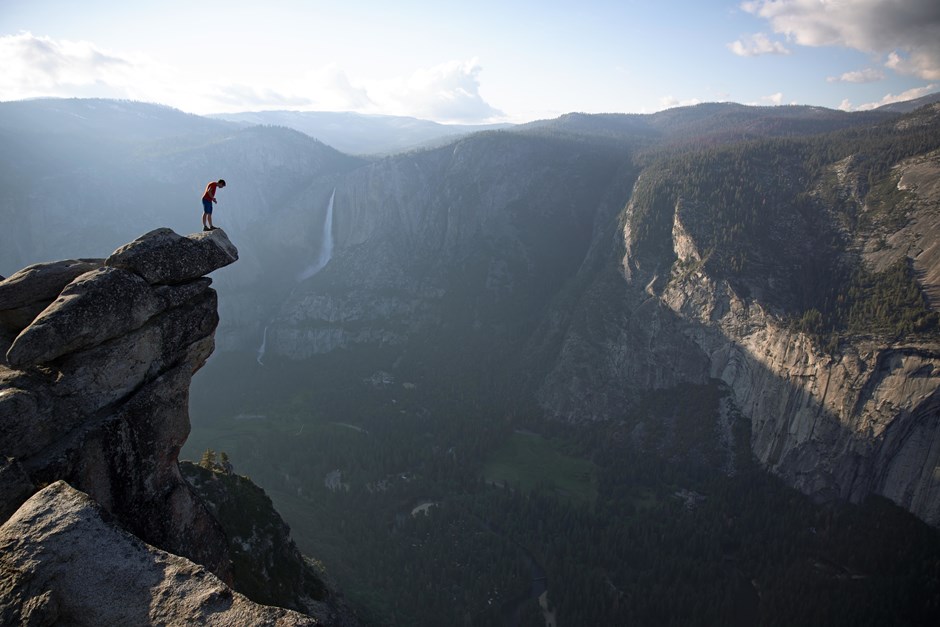 <strong>Spiegel Online: </strong>"Die Dokumentation 'Free Solo' wird vom adrenalingetriebenen Bergsteiger-Abenteuer zum stillen Porträt eines Getriebenen. Ein aufreibendes Filmerlebnis zwischen Höhenflug und Höhenangst."