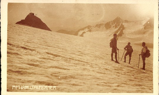 Gehört "Berg heil" in die alpine Mottenkiste - wie Wadlstrumpf und Kniebundhose? (Aufnahme von 1935).