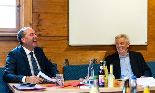 Es durfte auch gelacht werden: Wirtschaftsminister Hubert Aiwanger mit DAV-Präsident Josef Klenner am 24. August in München.