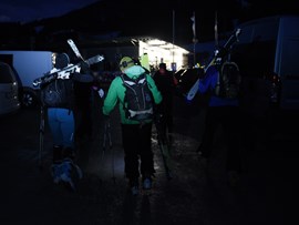 Garmisch-Partenkirchen: Skitourengeher starten 2019 am Parkplatz der Hausbergbahn zu einer Nachtskitour. 