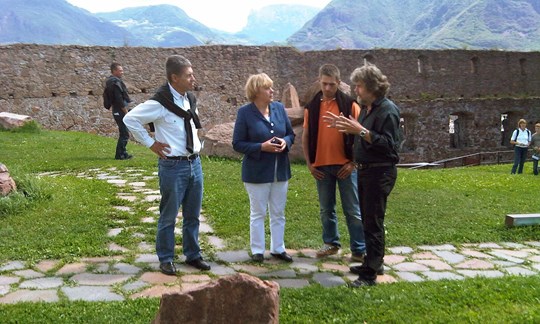 Zeigt Joachim Sauer und Angela Merkel die Exponate des Messner Mountain Museums Firmian auf Schloss Sigmundskron bei Bozen: Reinhold Messner (Aufnahme aus dem Jahr 2010).