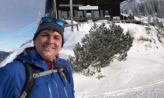 Statt bei einer Skitour auf den Tegelberg die Seele baumeln zu lassen, hebt Thomas Harrer als ALPIN-Portalmanager ab.