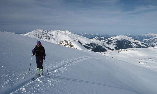 Skitourengeher auf Winterwanderung mit Blick über das Inntal.