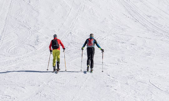 Die Abfahrt auf der Piste muss man sich beim Skitourengehen erst verdienen.