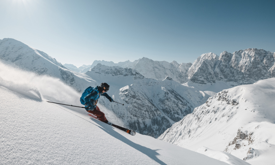 Handhabung und Ausstattung eines klassischen Alpinschuhs, Performance bei Abfahrten.