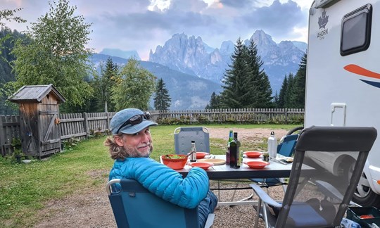 ALPIN Portalmanager Holger Rupprecht beim Camping in den Dolomiten