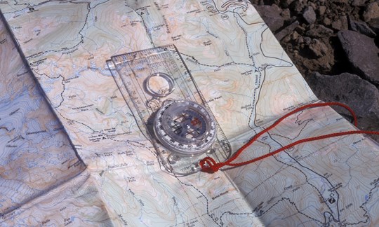 Das 1 x 1 der Orientierung mit Karte und Kompass.