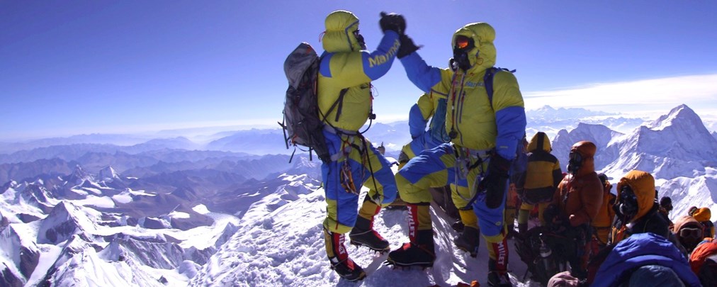 Lukas Furtenbach stieg mit 17 Kund:innen in nur 16 Tagen auf den Gipfel des Mount Everest..
